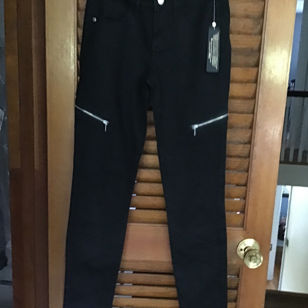NWT BEBE BLACK MOTO ZIP SKINNY JEANS. 25 W.